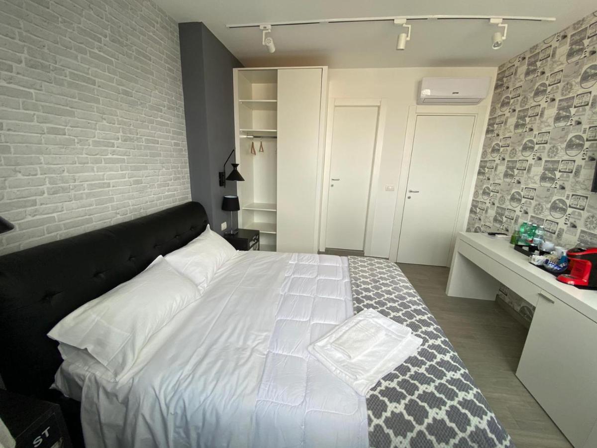 2B Fifteen Floor Suite Napoli Bagian luar foto