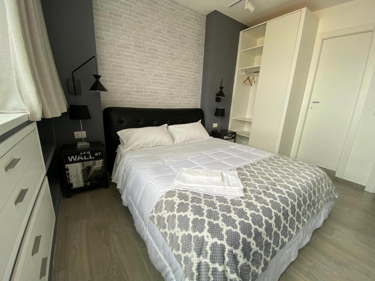2B Fifteen Floor Suite Napoli Bagian luar foto